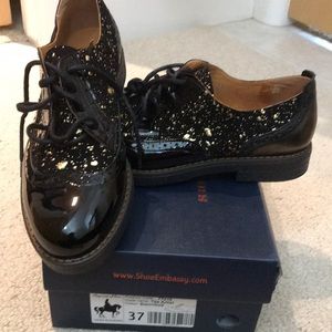 NWT Shoe embassy the artist black and gold eu37